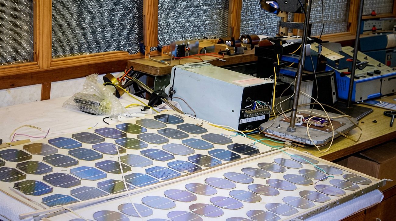 Metal-ceramic matrix plates on the preparation bench.