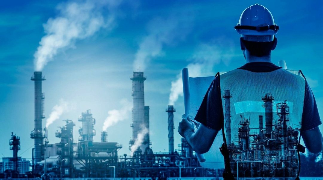 Ingeniero frente a una planta industrial